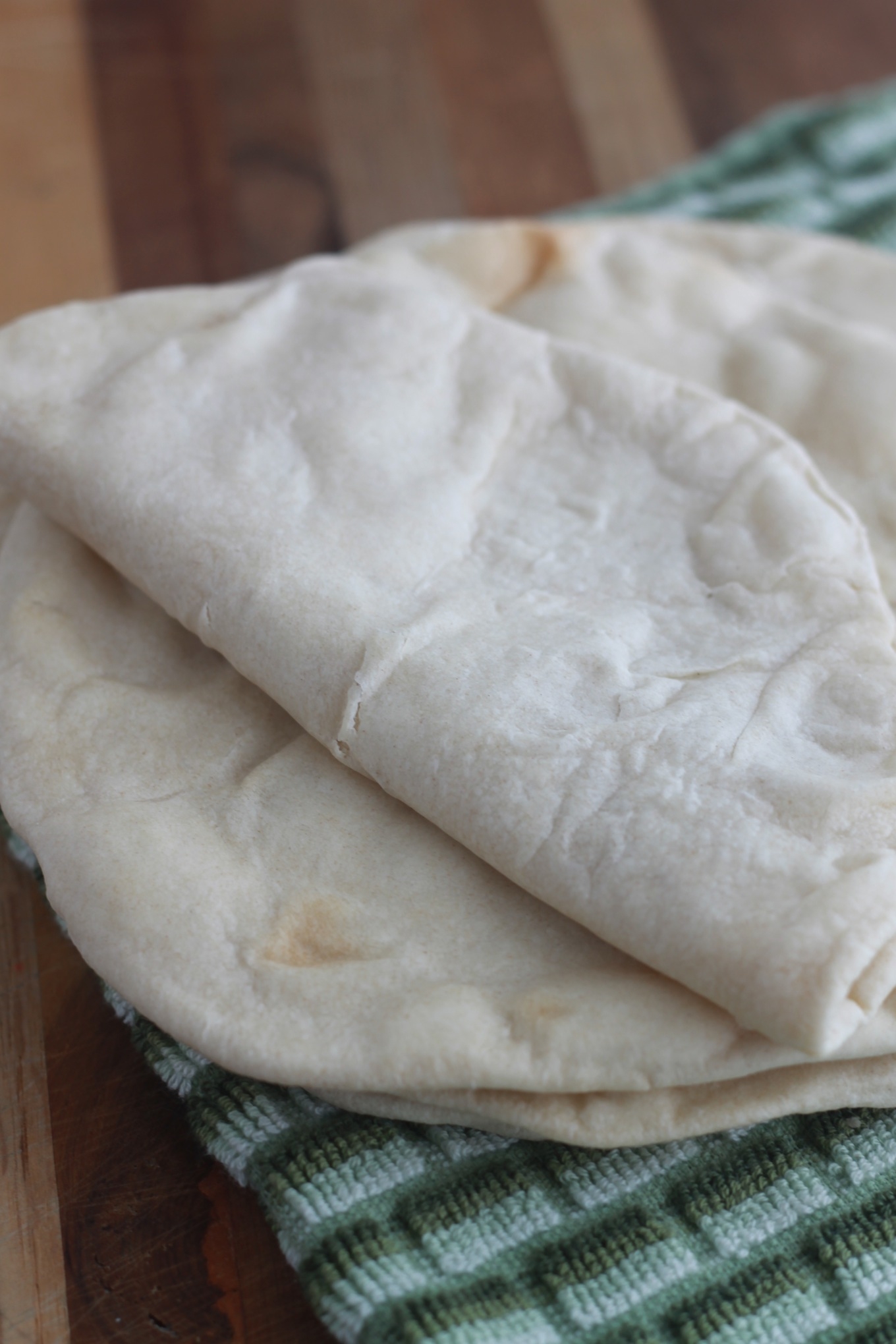 Les tortillas mexicaines à base de farine de blé. Simples et très faciles à faire. Vous pouvez les faire cuire au four ou à la poêle.