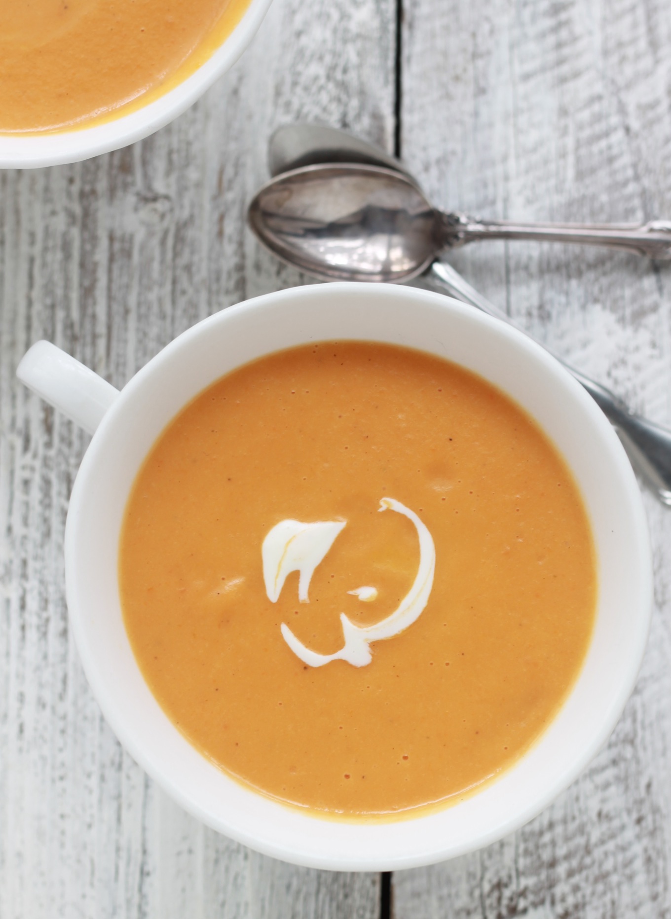 Un délicieux velouté de carottes au fromage plein de fibres, vitamines et minéraux en plus d’être très facile et rapide à faire !