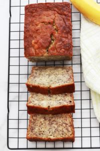 Recette du Banana bread américain, hyper moelleux. C'est la recette traditionnelle du fameux cake à la banane des USA. Tout simple et tellement bon! Anti-gaspi : il vous permet d'écouler vos bananes trop mûres que personnes ne veut plus manger! Vous avez besoin de deux saladiers et une fourchette pour mélanger les ingrédients, pas de robot ni batteur électrique.