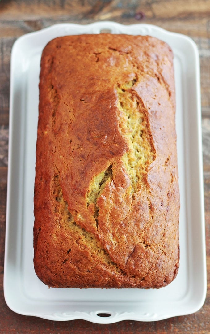 Recette du Banana bread américain, hyper moelleux. C'est la recette traditionnelle du fameux cake à la banane des USA. Tout simple et tellement bon! Anti-gaspi : il vous permet d'écouler vos bananes trop mûres que personnes ne veut plus manger! Vous avez besoin de deux saladiers et une fourchette pour mélanger les ingrédients, pas de robot ni batteur électrique.