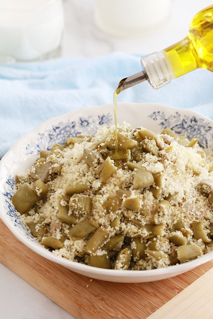 Couscous aux fèves fraîches à la vapeur. 4 ingrédients : fèves entières, avec la cosse, graines de couscous (semoule), huile d’olive de qualité et sel. Recette kabyle toute simple et tellement bonne. A servir avec du lait fermenté (lait caillé, lait ribot ou babeurre). Un pur régal!