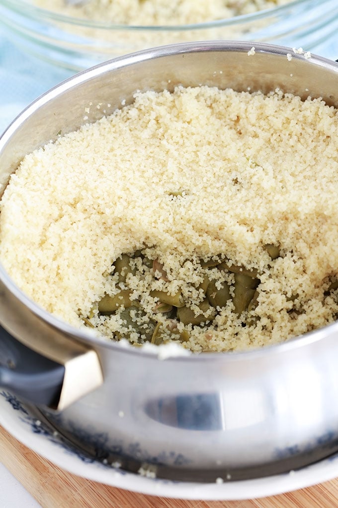 Couscous aux fèves fraîches à la vapeur. 4 ingrédients : fèves entières, avec la cosse, graines de couscous (semoule), huile d’olive de qualité et sel. Recette kabyle toute simple et tellement bonne. A servir avec du lait fermenté (lait caillé, lait ribot ou babeurre). Un pur régal!