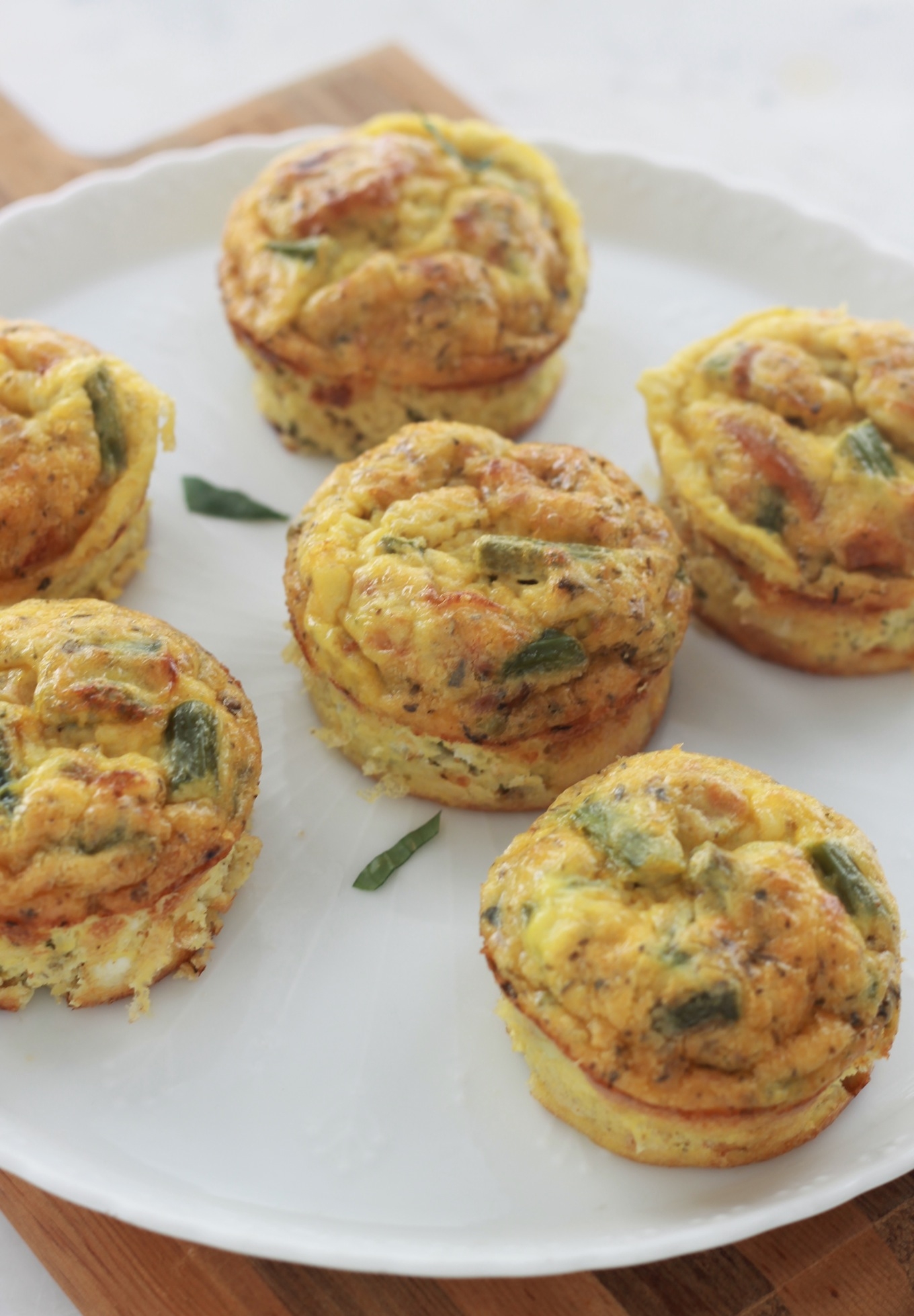 Délicieuses mini frittata aux asperges et tomates, un plat complet, simple et rapide. Cuisson dans un moule à muffin pour avoir des portions individuelles. / Cuisineculinaire.com