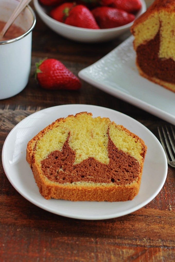 Ce gâteau marbré au chocolat me vient de ma tante. C’est un gâteau moelleux, économique et facile à faire. Parfait pour le goûter, le petit déjeuner ou pour emmener à un pique-nique. Vous pouvez le faire cuire dans un moule à cake pour faire un gros gâteau, ou dans des moules individuels, des moules à mufins par exemple.