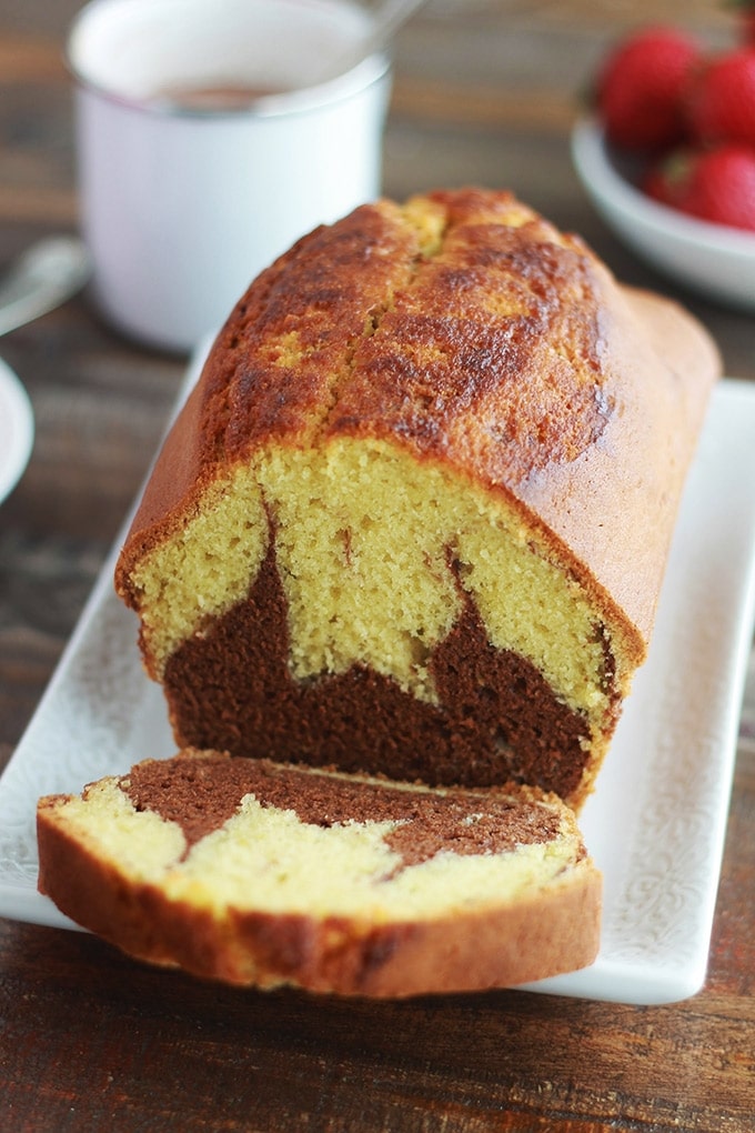 Ce gâteau marbré au chocolat me vient de ma tante. C'est un gâteau moelleux, économique et facile à faire. Parfait pour le goûter, le petit déjeuner ou pour emmener à un pique-nique. Vous pouvez le faire cuire dans un moule à cake pour faire un gros gâteau, ou dans des moules individuels, des moules à mufins par exemple.