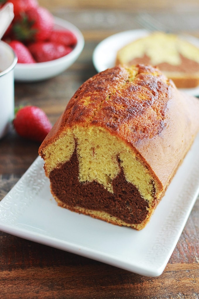 Ce gâteau marbré au chocolat me vient de ma tante. C’est un gâteau moelleux, économique et facile à faire. Parfait pour le goûter, le petit déjeuner ou pour emmener à un pique-nique. Vous pouvez le faire cuire dans un moule à cake pour faire un gros gâteau, ou dans des moules individuels, des moules à mufins par exemple.