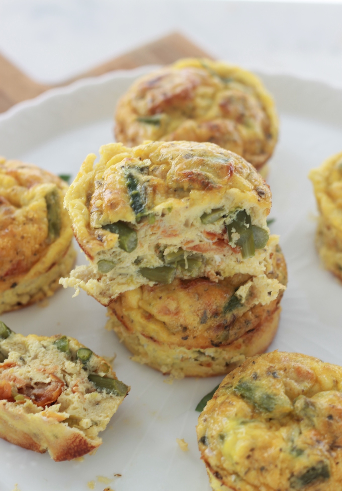 Délicieuses mini frittata aux asperges et tomates, un plat complet, simple et rapide. Cuisson dans un moule à muffin pour avoir des portions individuelles. / cuisineculinaire.com