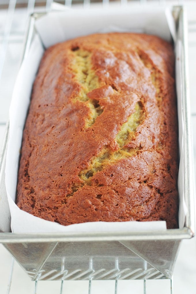 Recette du Banana bread américain, hyper moelleux. C'est la recette traditionnelle du fameux cake à la banane des USA. Tout simple et tellement bon! Anti-gaspi : il vous permet d'écouler vos bananes trop mûres que personnes ne veut plus manger! Vous avez besoin de deux saladiers et une fourchette pour mélanger les ingrédients, pas de robot ni batteur électrique.