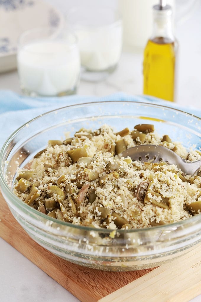 Couscous aux fèves fraîches à la vapeur (mesfouf aux fèves). 4 ingrédients : fèves entières, avec la cosse, graines de couscous (semoule), huile d’olive de qualité et sel. Recette kabyle toute simple et tellement bonne. A servir avec du lait fermenté (lait caillé, lait ribot ou babeurre). Un pur régal!