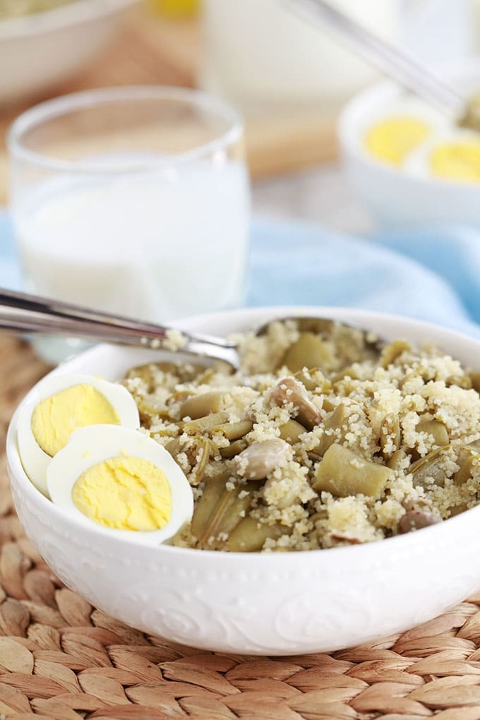 Couscous aux fèves fraîches à la vapeur (mesfouf aux fèves). 4 ingrédients : fèves entières, avec la cosse, graines de couscous (semoule), huile d’olive de qualité et sel. Recette kabyle toute simple et tellement bonne. A servir avec du lait fermenté (lait caillé, lait ribot ou babeurre). Un pur régal!