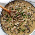 Le boeuf Stroganoff ou Stroganov est un délicieux plat russe, facile et rapide à faire. C’est du boeuf émincé dans une sauce à base de crème sure (crème aigre), oignon, champignons, bouillon de boeuf, moutarde. Magnifique avec des pâtes, du riz, des pommes de terre en purée ou des pommes de terre cuites à la vapeur ...