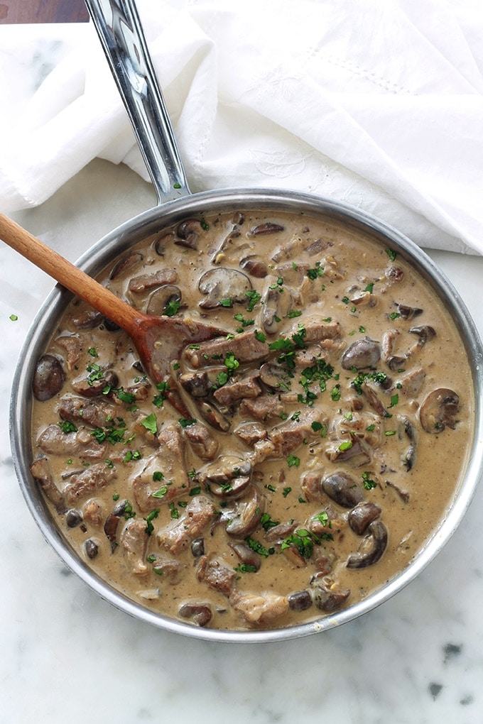 Le boeuf Stroganoff ou Stroganov est un délicieux plat russe, facile et rapide à faire. C’est du boeuf émincé dans une sauce à base de crème sure (crème aigre), oignon, champignons, bouillon de boeuf, moutarde. Magnifique avec des pâtes, du riz, des pommes de terre en purée ou des pommes de terre cuites à la vapeur ...