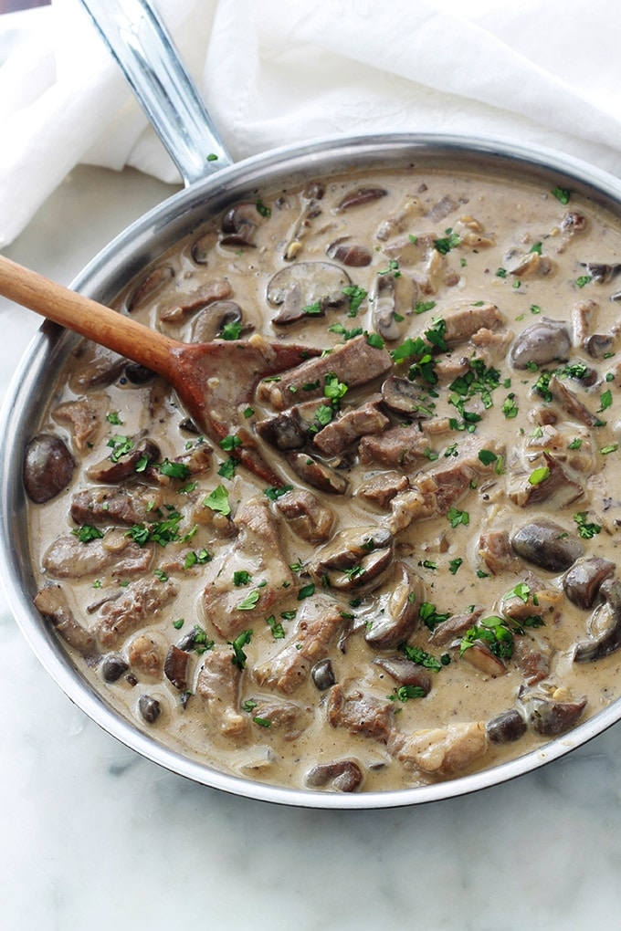 Le boeuf Stroganoff ou Stroganov est un délicieux plat russe, facile et rapide à faire. C’est du boeuf émincé dans une sauce à base de crème sure (crème aigre), oignon, champignons, bouillon de boeuf, moutarde. Magnifique avec des pâtes, du riz, des pommes de terre en purée ou des pommes de terre cuites à la vapeur ...