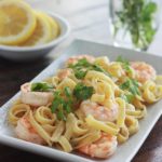 Voici un plat de pâtes prêt en moins de 15 minutes. Des pâtes fettuccine à l'ail et citron. Un plat facile, très simple et tellement savoureux.