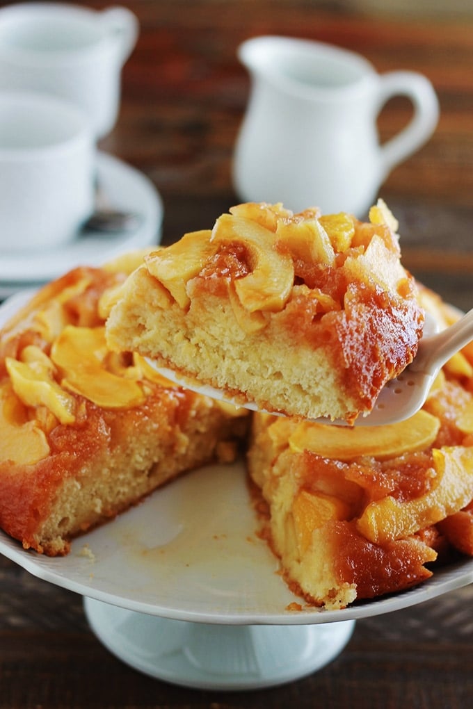 La recette du gâteau au yaourt renversé aux pommes caramélisées. Fait sur la base du gâteau au yaourt classique dont les mesures se font à l'aide du pot de yaourt. Pas besoin de balance. C'est une recette facile et économique. Un dessert délicieux pour la fin d'un repas ou au goûter.