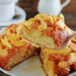 La recette du gâteau au yaourt renversé aux pommes caramélisées. Fait sur la base du gâteau au yaourt classique dont les mesures se font à l'aide du pot de yaourt. Pas besoin de balance. C'est une recette facile et économique. Un dessert délicieux pour la fin d'un repas ou au goûter.