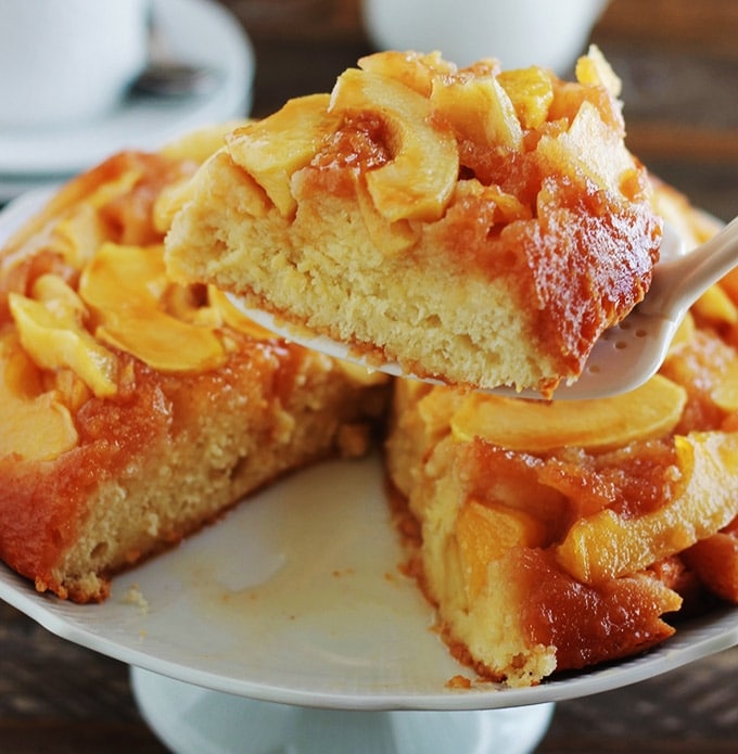 La recette du gâteau au yaourt renversé aux pommes caramélisées. Fait sur la base du gâteau au yaourt classique dont les mesures se font à l'aide du pot de yaourt. Pas besoin de balance. C'est une recette facile et économique. Un dessert délicieux pour la fin d'un repas ou au goûter.