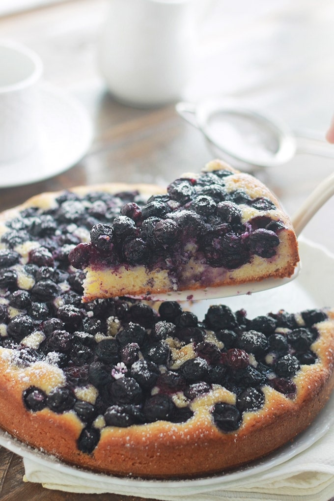 Délicieux gâteaux aux myrtilles moelleux à souhait (ou gâteau aux bleuets pour les québécois). Très facile à faire. Vous pouvez utiliser des myrtilles fraîches ou surgelées. Il est agréablement parfumé à la vanille et citron. Excellent pour votre petit déjeuner, goûter ou dans dans votre panier pique-nique. 