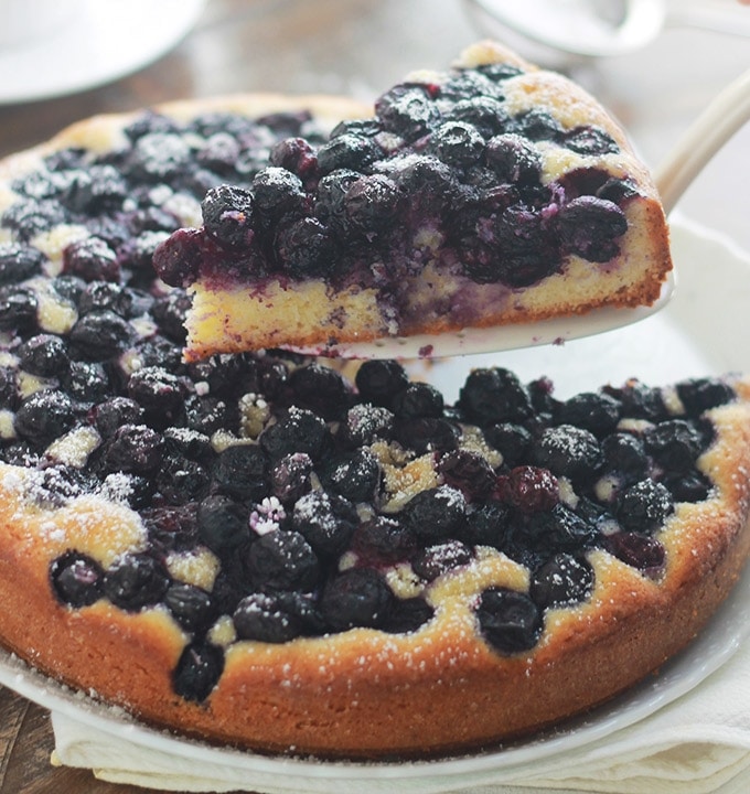 Délicieux gâteaux aux myrtilles moelleux à souhait (ou gâteau aux bleuets pour les québécois). Très facile à faire. Vous pouvez utiliser des myrtilles fraîches ou surgelées. Il est agréablement parfumé à la vanille et citron. Excellent pour votre petit déjeuner, goûter ou dans dans votre panier pique-nique.