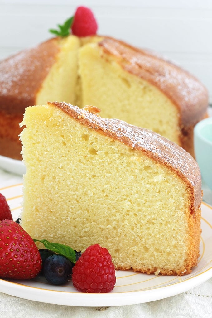 La recette du gâteau au yaourt classique, indémodable, sans beurre. Ce gâteau plaît aux petits et aux grands. Très facile à réaliser, hyper moelleux et peut se décliner de mille et une façons. En particulier, en ajoutant des fruits frais, surgelés ou secs. Les quantités des ingrédients sont faciles à mémoriser puisqu'on utilise le pot de yaourt comme mesure. Il est tellement simple que vous pouvez le réaliser avec votre enfant.