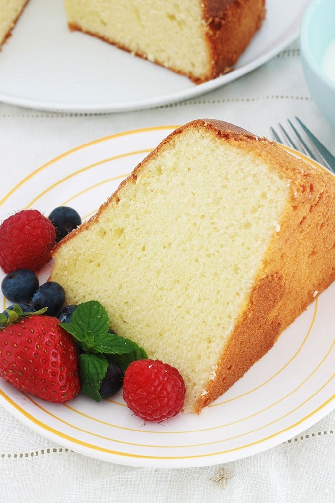 La recette du gâteau au yaourt classique, indémodable, sans beurre. Ce gâteau plaît aux petits et aux grands. Très facile à réaliser, hyper moelleux et peut se décliner de mille et une façons. En particulier, en ajoutant des fruits frais, surgelés ou secs. Les quantités des ingrédients sont faciles à mémoriser puisqu'on utilise le pot de yaourt comme mesure. Il est tellement simple que vous pouvez le réaliser avec votre enfant.