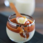 La recette facile des panna cotta maison nappées de caramel au beurre salé. Un dessert italien très simple à faire. A part le temps de repos pour la prise, elles sont aussi très rapides à préparer. Composées de lait, de crème, de sucre, de la gélatine ou agar agar, et du caramel pour servir.