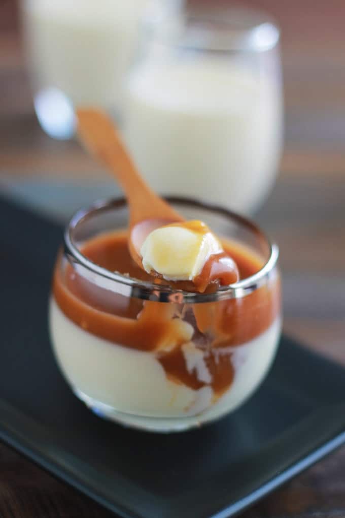 La recette facile des panna cotta maison nappées de caramel au beurre salé. Un dessert italien très simple à faire. A part le temps de repos pour la prise, elles sont aussi très rapides à préparer. Composées de lait, de crème, de sucre, de la gélatine ou agar agar, et du caramel pour servir. 