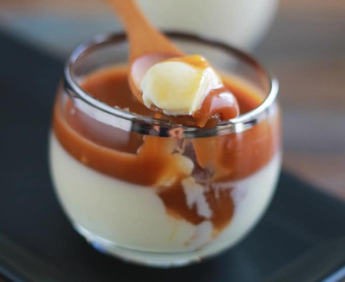 La recette facile des panna cotta maison nappées de caramel au beurre salé. Un dessert italien très simple à faire. A part le temps de repos pour la prise, elles sont aussi très rapides à préparer. Composées de lait, de crème, de sucre, de la gélatine ou agar agar, et du caramel pour servir. 