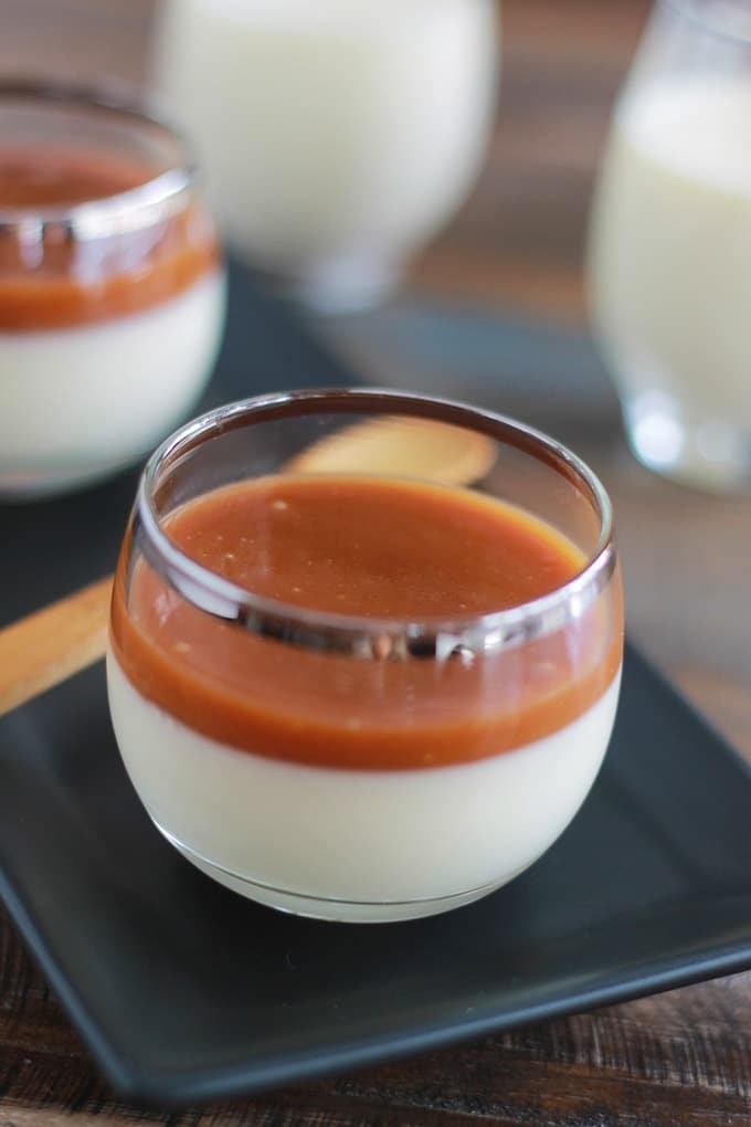 La recette facile des panna cotta maison nappées de caramel au beurre salé. Un dessert italien très simple à faire. A part le temps de repos pour la prise, elles sont aussi très rapides à préparer. Composées de lait, de crème, de sucre, de la gélatine ou agar agar, et du caramel pour servir. 