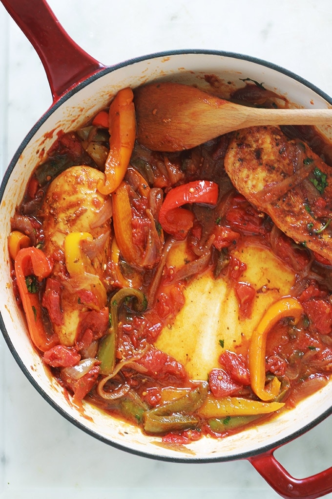 Blanc de poulet aux poivrons, oignons et tomates. Avec ce que vous voulez : poitrines de poulet complètes ou émincées, aiguillettes, escalopes, filet etc. Un plat économique, simple et rapide. A servir avec du riz, des pommes de terre ou des pâtes.