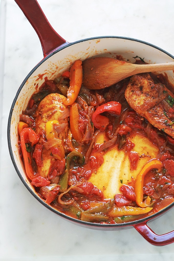 Blanc de poulet aux poivrons, oignons et tomates. Avec ce que vous voulez : poitrines de poulet complètes ou émincées, aiguillettes, escalopes, filet etc. Un plat économique, simple et rapide. A servir avec du riz, des pommes de terre ou des pâtes.