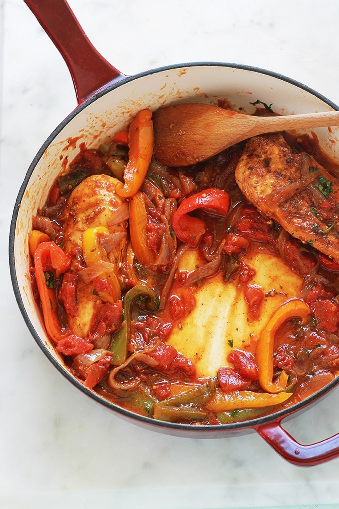 Blanc de poulet aux poivrons, oignons et tomates. Avec ce que vous voulez : poitrines de poulet complètes ou émincées, aiguillettes, escalopes, filet etc. Un plat économique, simple et rapide. A servir avec du riz, des pommes de terre ou des pâtes.