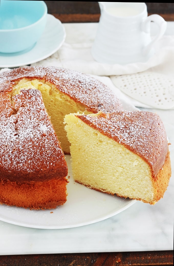 La recette du gâteau au yaourt classique, indémodable, sans beurre. Ce gâteau plaît aux petits et aux grands. Très facile à réaliser, hyper moelleux et peut se décliner de mille et une façons. En particulier, en ajoutant des fruits frais, surgelés ou secs. Les quantités des ingrédients sont faciles à mémoriser puisqu'on utilise le pot de yaourt comme mesure. Il est tellement simple que vous pouvez le réaliser avec votre enfant.