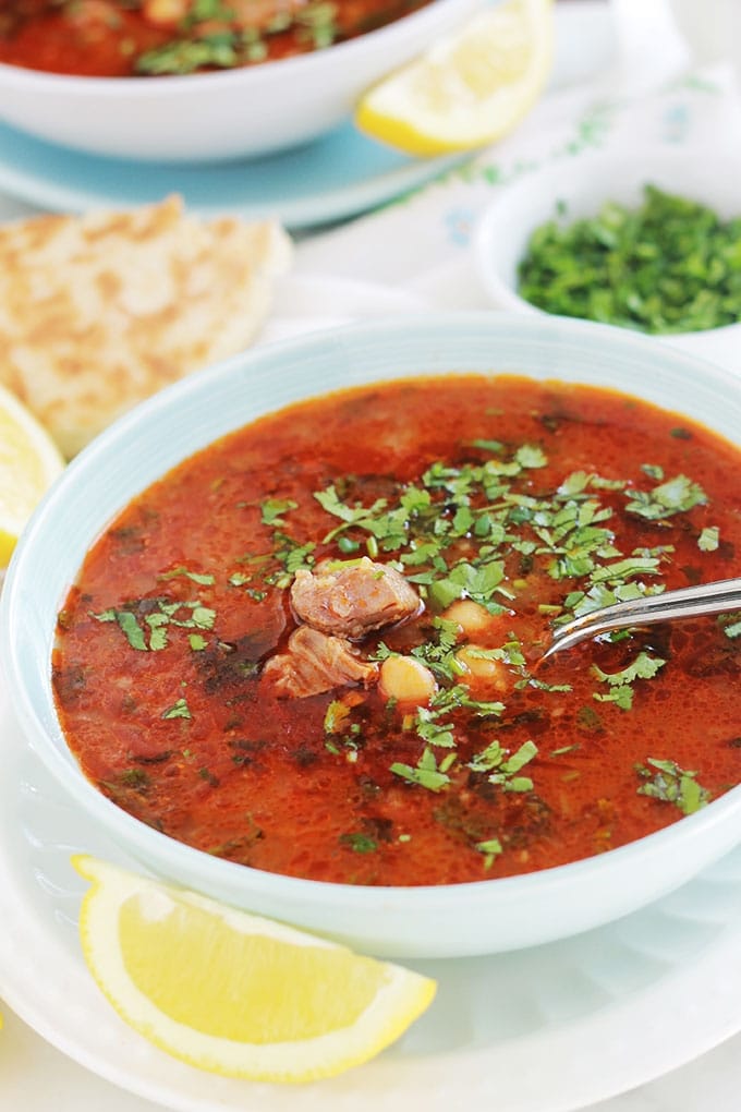 Recette de la chorba frik traditionnelle algérienne. Simple et très parfumée. C’est la soupe principale du ramadan! A base de viande, frik (blé vert concassé), oignon, ail, pois chiches, tomates, épices, coriandre fraîche. Arrosée d'un filet de jus de citron et parsemée de coriandre fraîche, yummy!