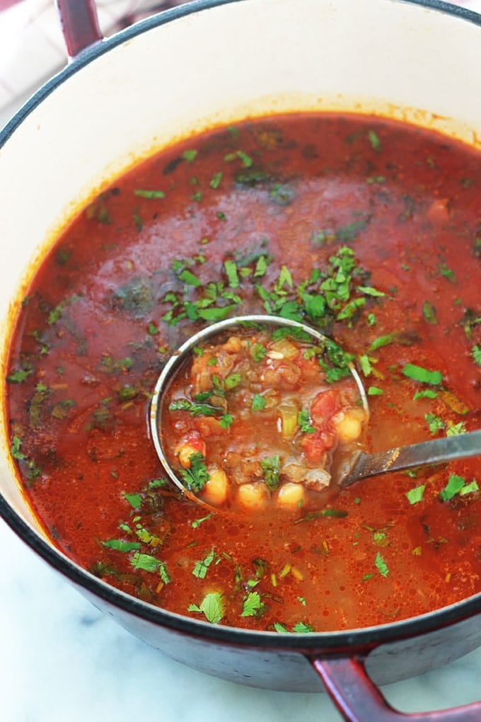 Recette de la chorba frik traditionnelle algérienne. Simple et très parfumée. C’est la soupe principale du ramadan! A base de viande, frik (blé vert concassé), oignon, ail, pois chiches, tomates, épices, coriandre fraîche. Arrosée d'un filet de jus de citron et parsemée de coriandre fraîche, yummy!