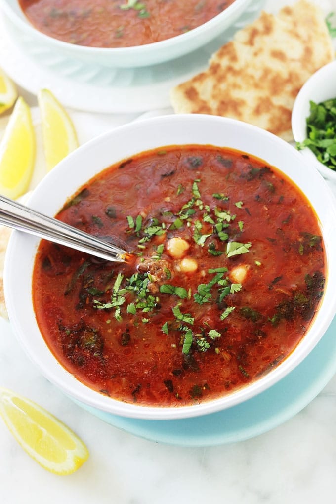 Recette de la chorba frik traditionnelle algérienne. Simple et très parfumée. C’est la soupe principale du ramadan! A base de viande, frik (blé vert concassé), oignon, ail, pois chiches, tomates, épices, coriandre fraîche. Arrosée d'un filet de jus de citron et parsemée de coriandre fraîche, yummy!