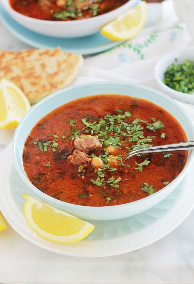 Recette de la chorba frik traditionnelle algérienne. Simple et très parfumée. C’est la soupe principale du ramadan! A base de viande, frik (blé vert concassé), oignon, ail, pois chiches, tomates, épices, coriandre fraîche. Arrosée d'un filet de jus de citron et parsemée de coriandre fraîche, yummy!