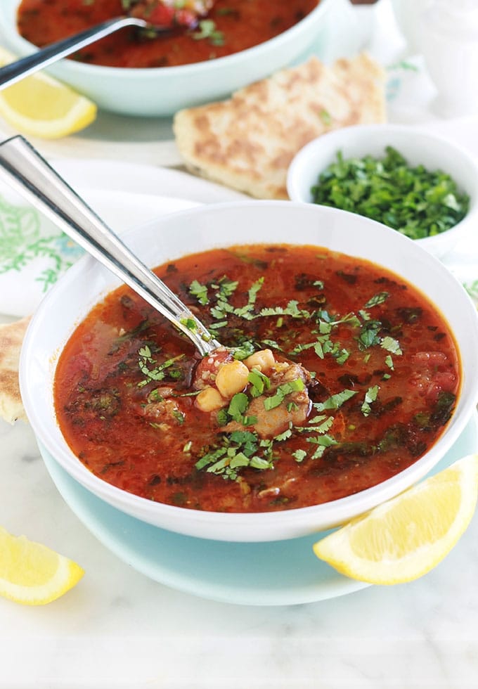 Recette de la chorba frik traditionnelle algérienne. Simple et très parfumée. C’est la soupe principale du ramadan! A base de viande, frik (blé vert concassé), oignon, ail, pois chiches, tomates, épices, coriandre fraîche. Arrosée d'un filet de jus de citron et parsemée de coriandre fraîche, yummy!