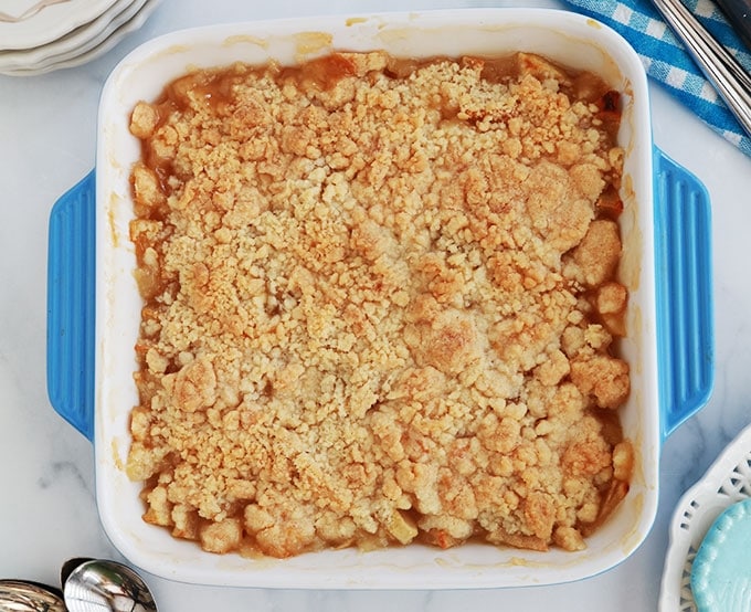 Crumble aux pommes cuit avec pate a crumble doree