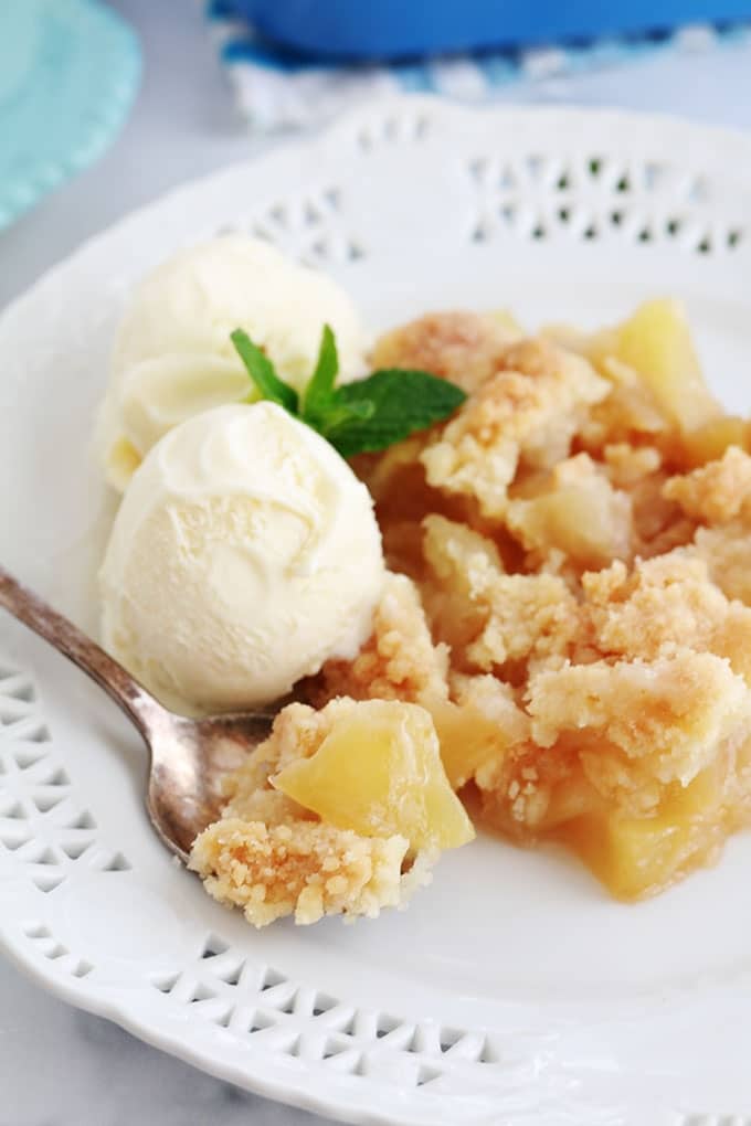 Crumble aux pommes fondantes et caramélisées servi avec de la glace à la vanille