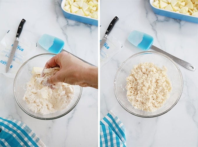 Frotter avec les doigts le melange farine et sucre avec le beurre