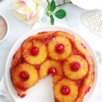 Délicieux gâteau au yaourt renversé à l'ananas et cerises confites caramélisés. Une variante classique à base de la fameuse recette du gâteau au yaourt. Très moelleux et facile à faire. Vous pouvez le réaliser avec de l'ananas en boîte (coupé en tranches ou en dés) ou encore de l'ananas frais. Pour le goûter ou en dessert.