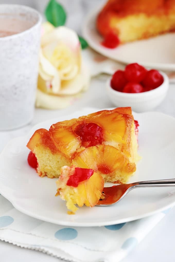 Délicieux gâteau au yaourt renversé à l'ananas et cerises confites caramélisés. Une variante classique à base de la fameuse recette du gâteau au yaourt. Très moelleux et facile à faire. Vous pouvez le réaliser avec de l'ananas en boîte (coupé en tranches ou en dés) ou encore de l'ananas frais. Pour le goûter ou en dessert.