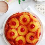 Délicieux gâteau au yaourt renversé à l'ananas et cerises confites caramélisés. Une variante classique à base de la fameuse recette du gâteau au yaourt. Très moelleux et facile à faire. Vous pouvez le réaliser avec de l'ananas en boîte (coupé en tranches ou en dés) ou encore de l'ananas frais. Pour le goûter ou en dessert.