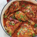 Cette recette de poulet à l’ail et tomates me vient de ma mère. C’est un plat savoureux et économique. Ce sont des morceaux de poulet cuits lentement et longuement dans une cocotte ou une grande poêle avec de l’ail et des tomates. Pas besoin de laisser mariner le poulet au préalable. Après cuisson, le poulet est très tendre, juteux et plein de saveurs.