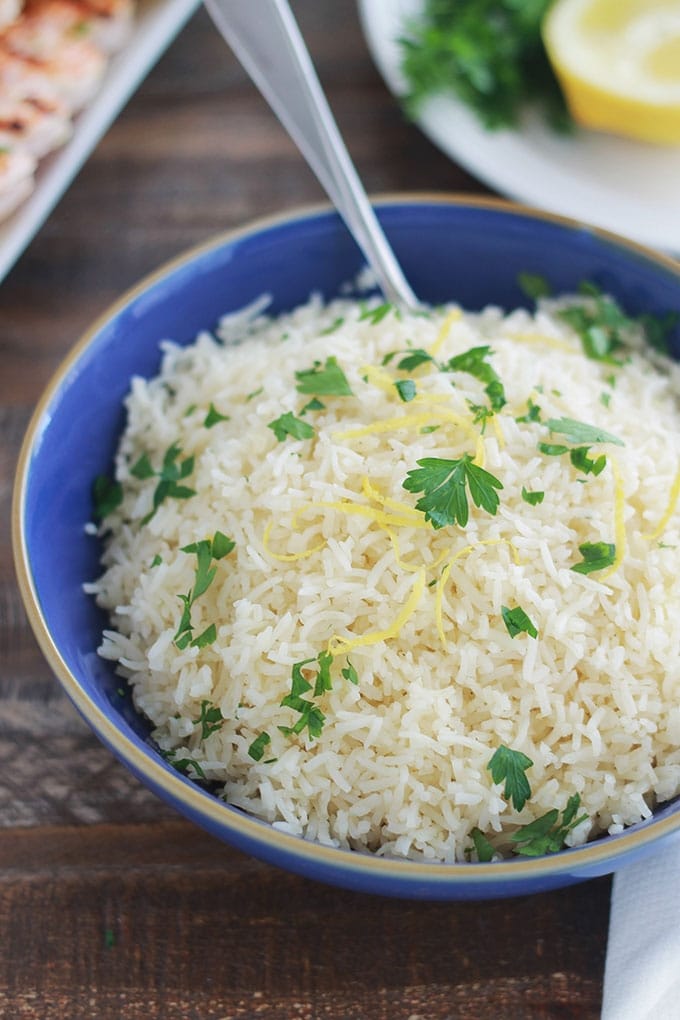 Ce riz au citron est agréablement parfumé. Facile et rapide à faire. C'est un plat qui accompagne parfaitement des brochettes de crevettes ou de poulet, du poisson et de la volaille en général.