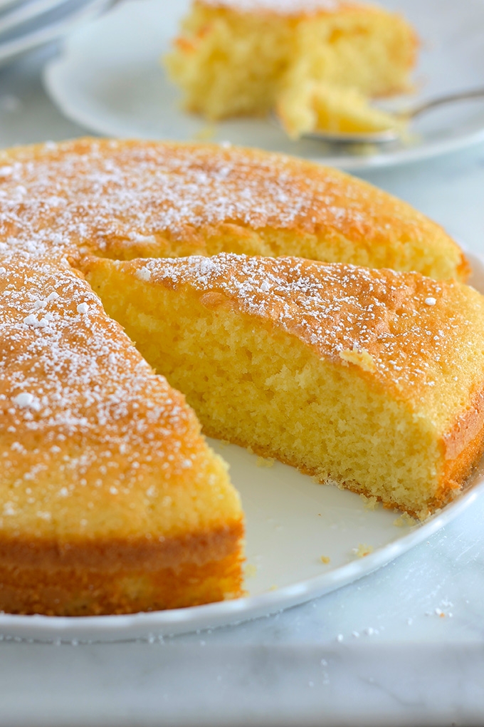 Ce gâteau moelleux au citron est super bon. Si, comme moi, vous aimez le citron, vous allez vous régalez, c'est guaranti! Il est bien parfumé, léger, et aérien à souhait. Et en plus, très facile à faire.