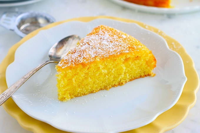 Ce gâteau moelleux au citron est super bon. Si, comme moi, vous aimez le citron, vous allez vous régalez, c'est guaranti! Il est bien parfumé, léger, et aérien à souhait. Et en plus, très facile à faire.