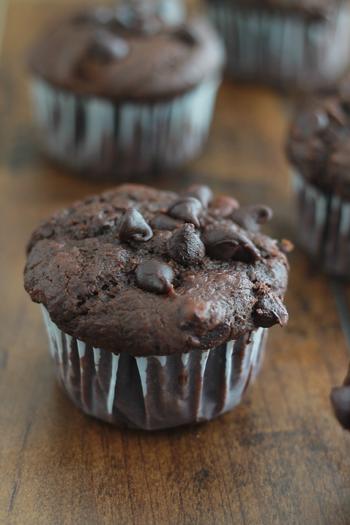 Recette des muffins au chocolat et yaourt. Moelleux à souhait et très faciles à faire. Parfaits pour le petit déjeuner ou le goûter. Les enfants en particulier adorent.