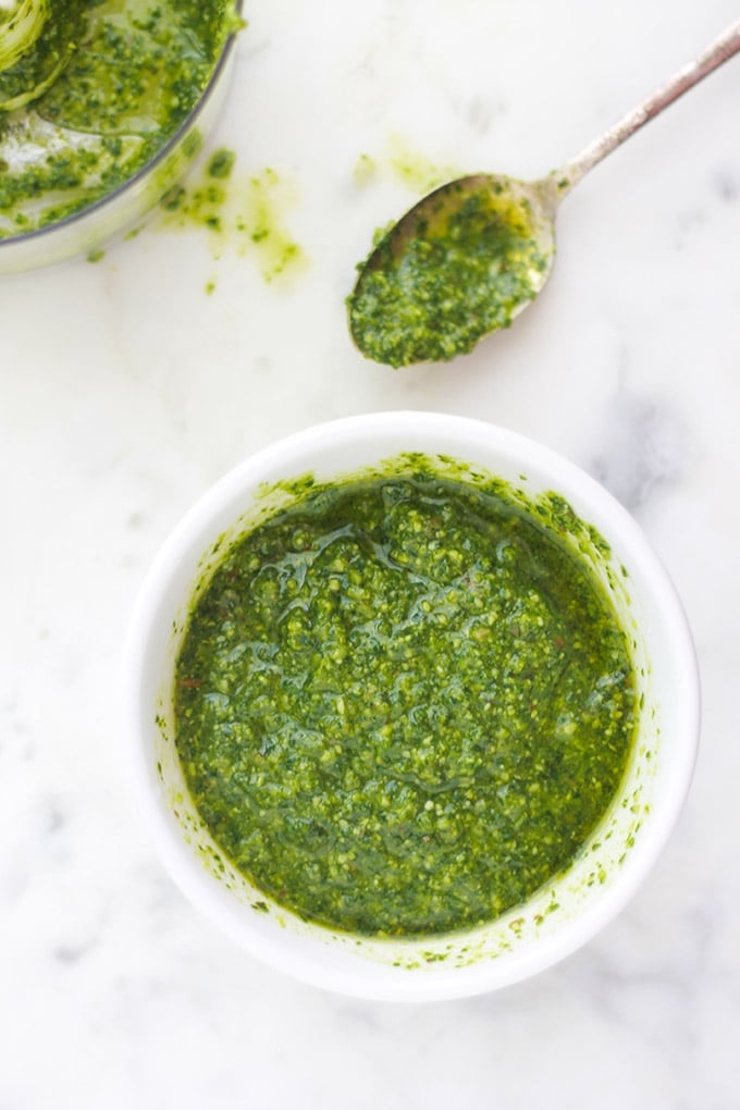 La recette du pesto au basilic traditionnel (ou pesto alla genovese). Une sauce froide très parfumée, pleine de saveurs et simplissime. Un régal avec des pâtes, des légumes ou des viandes grillées. Je vous donne aussi des idées pour réaliser des variantes de pesto ainsi que d'autres idées d'utilisation.